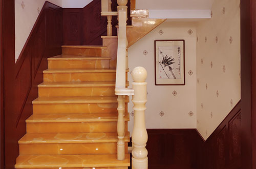 木里中式别墅室内汉白玉石楼梯的定制安装装饰效果